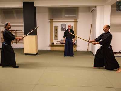 Dopo il riscaldamento si posizionano uno di fronte all�altro impugnando un bokken, spada giapponese di legno utilizzata dai principianti